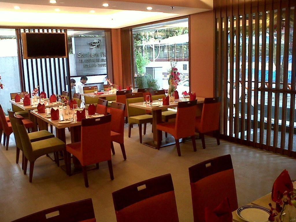 Southern Plaza Kolkata Bagian luar foto