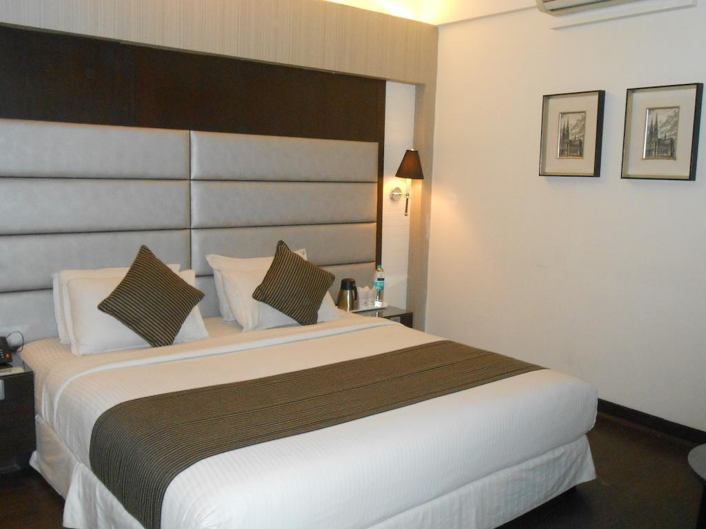 Southern Plaza Kolkata Bagian luar foto