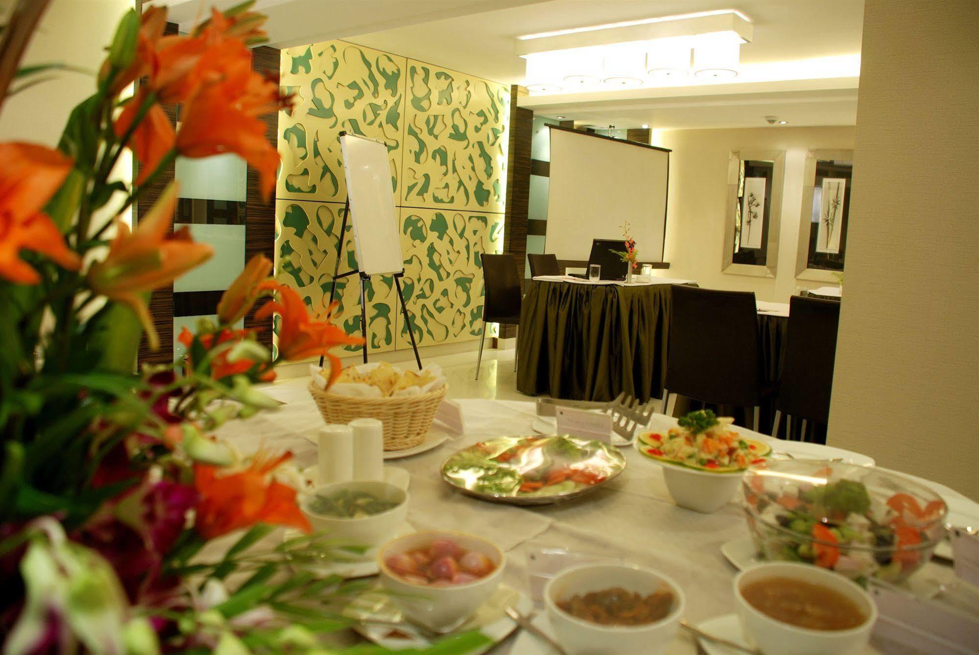 Southern Plaza Kolkata Bagian luar foto