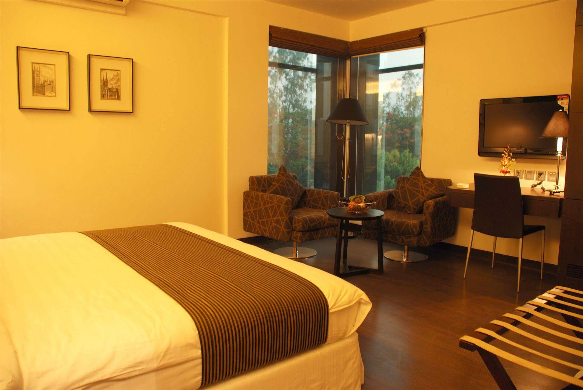 Southern Plaza Kolkata Bagian luar foto