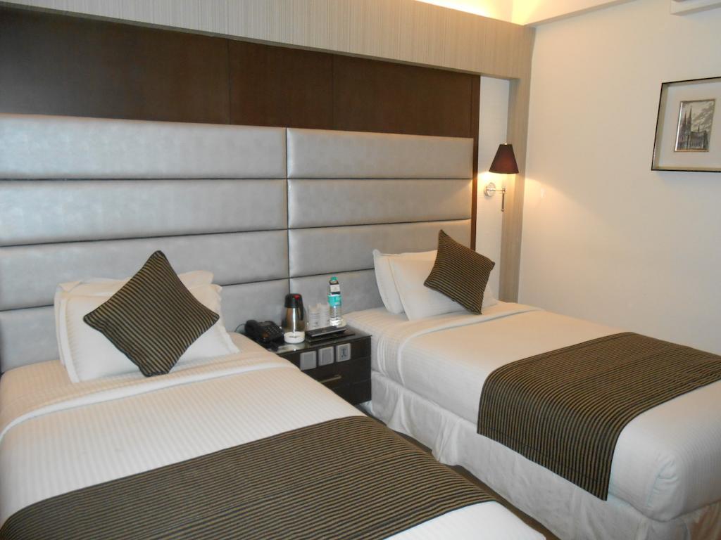 Southern Plaza Kolkata Bagian luar foto