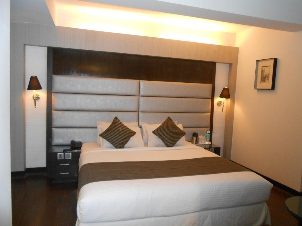 Southern Plaza Kolkata Bagian luar foto