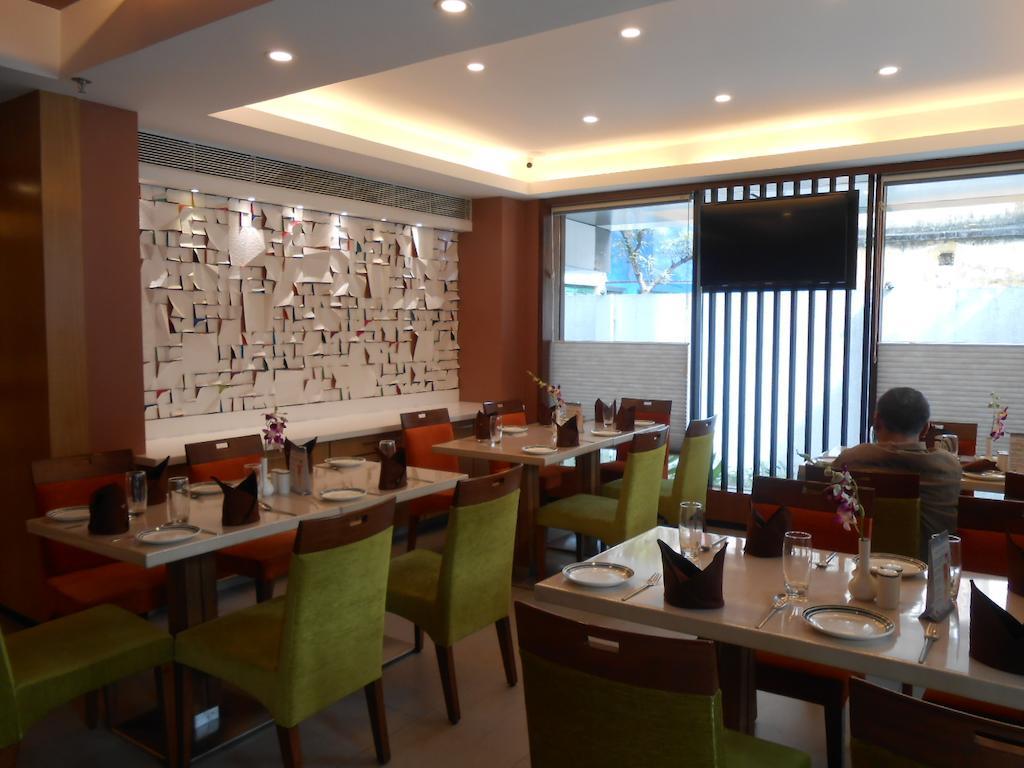 Southern Plaza Kolkata Bagian luar foto