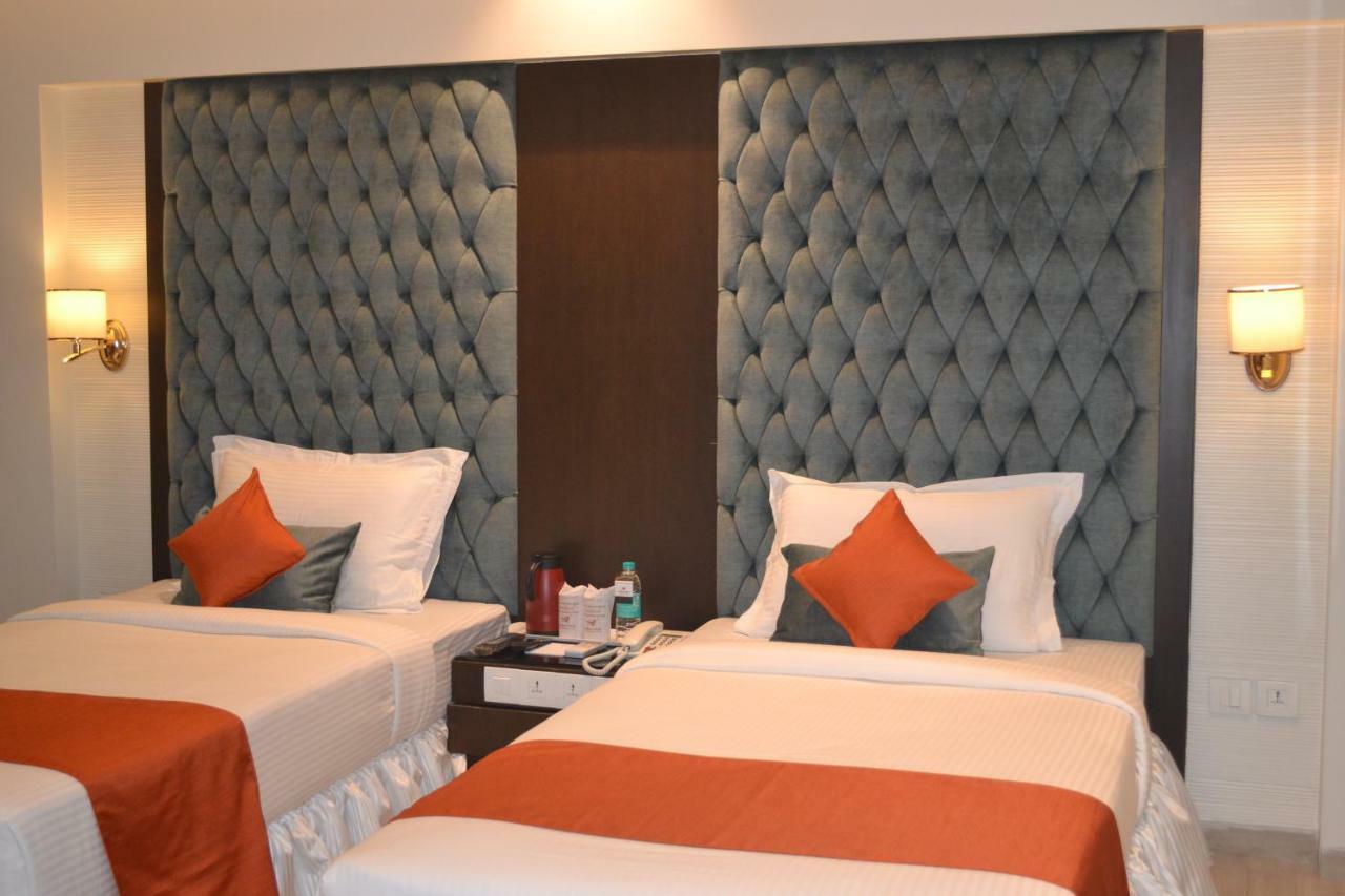 Southern Plaza Kolkata Bagian luar foto