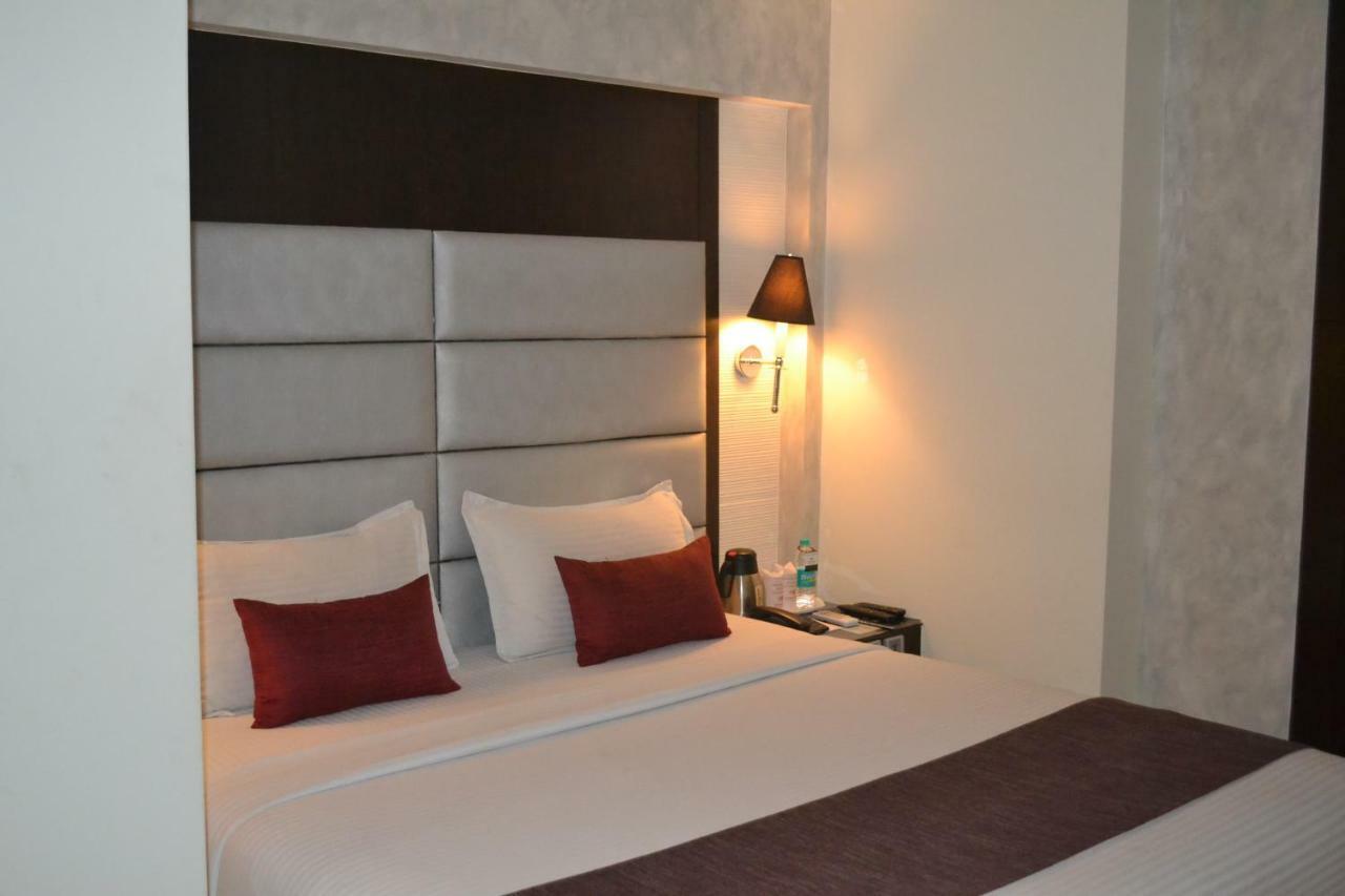 Southern Plaza Kolkata Bagian luar foto