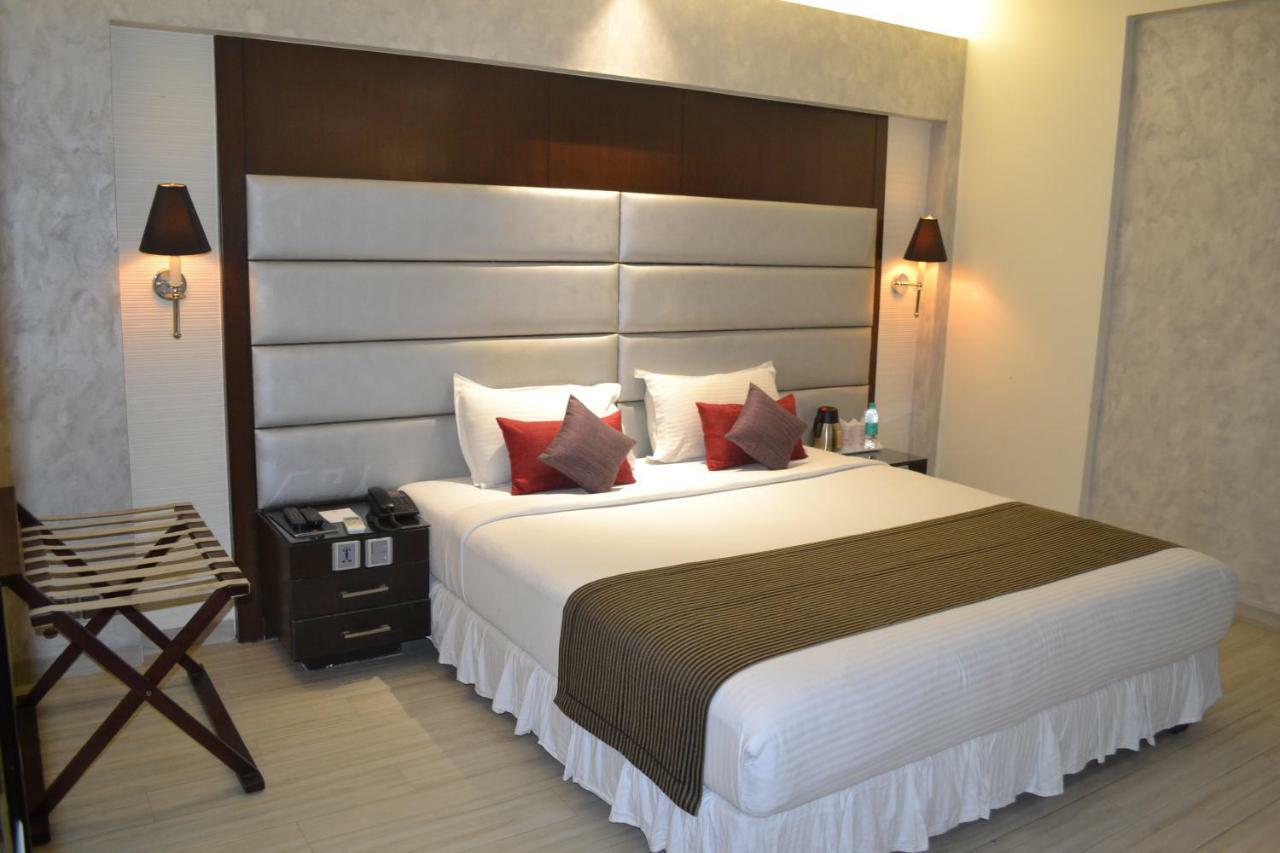 Southern Plaza Kolkata Bagian luar foto