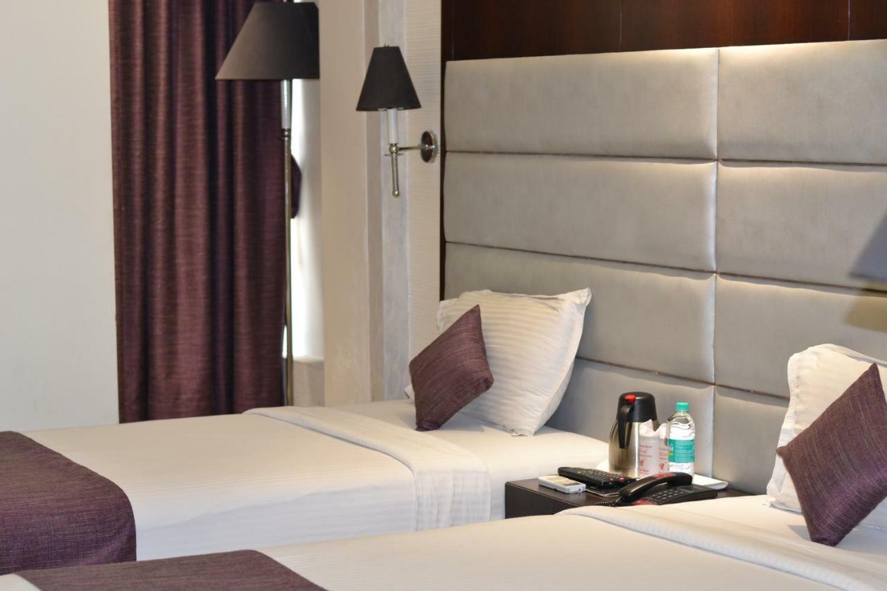 Southern Plaza Kolkata Bagian luar foto