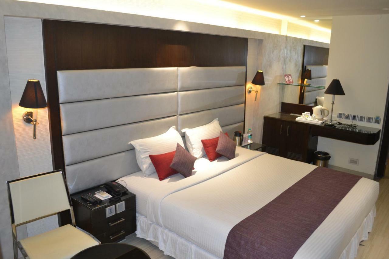 Southern Plaza Kolkata Bagian luar foto