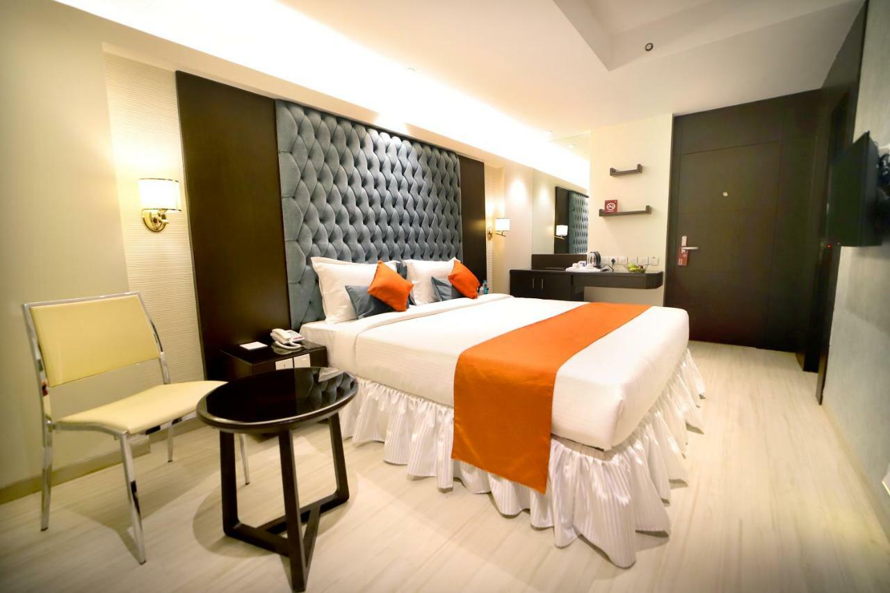 Southern Plaza Kolkata Bagian luar foto